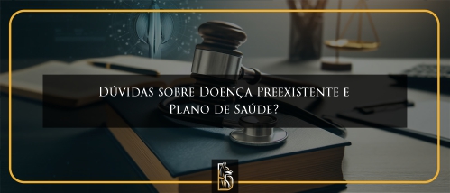 Mesa de escritório com um martelo de juiz, um livro de leis e um estetoscópio, ilustrando questões jurídicas sobre doenças preexistentes em planos de saúde.